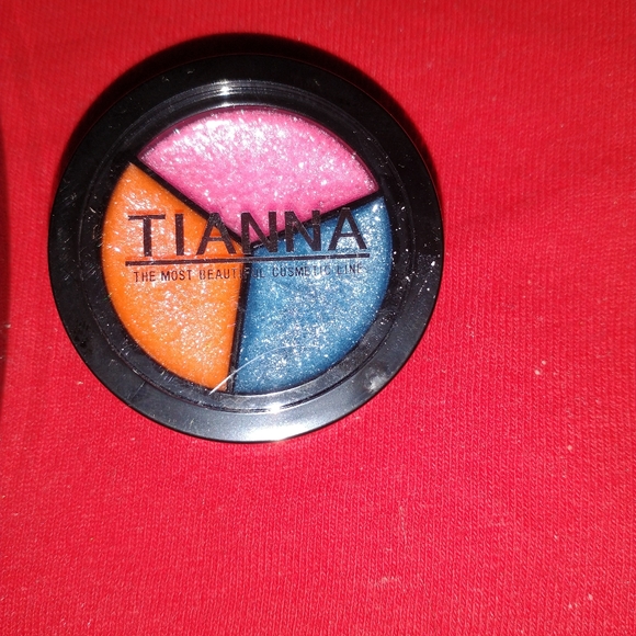 Makeup set - Picture 2 of 3